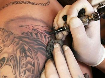 تضعه بدقائق لكن لن تتخلص منه بسهولة.. الوشم.. ثقافة دخيلة، ومغامرة يتبعها ندم